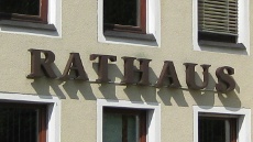 Rathaus-Schriftzug